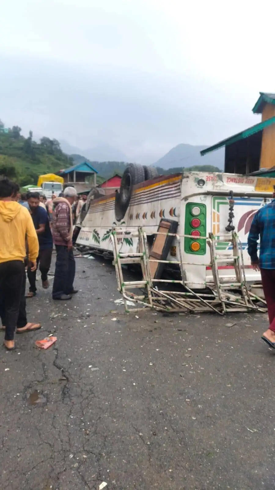 हिमाचल प्रदेश के चंबा में निजी बस पलटी, सात की मौत और 11 घायल