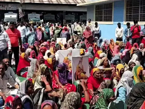 इंदौर:&nbsp;नियमितीकरण की मांग पर दूसरे दिन भी निगम मुख्यालय पर प्रदर्शन,&nbsp;कमिश्नर को सौंपा ज्ञापन