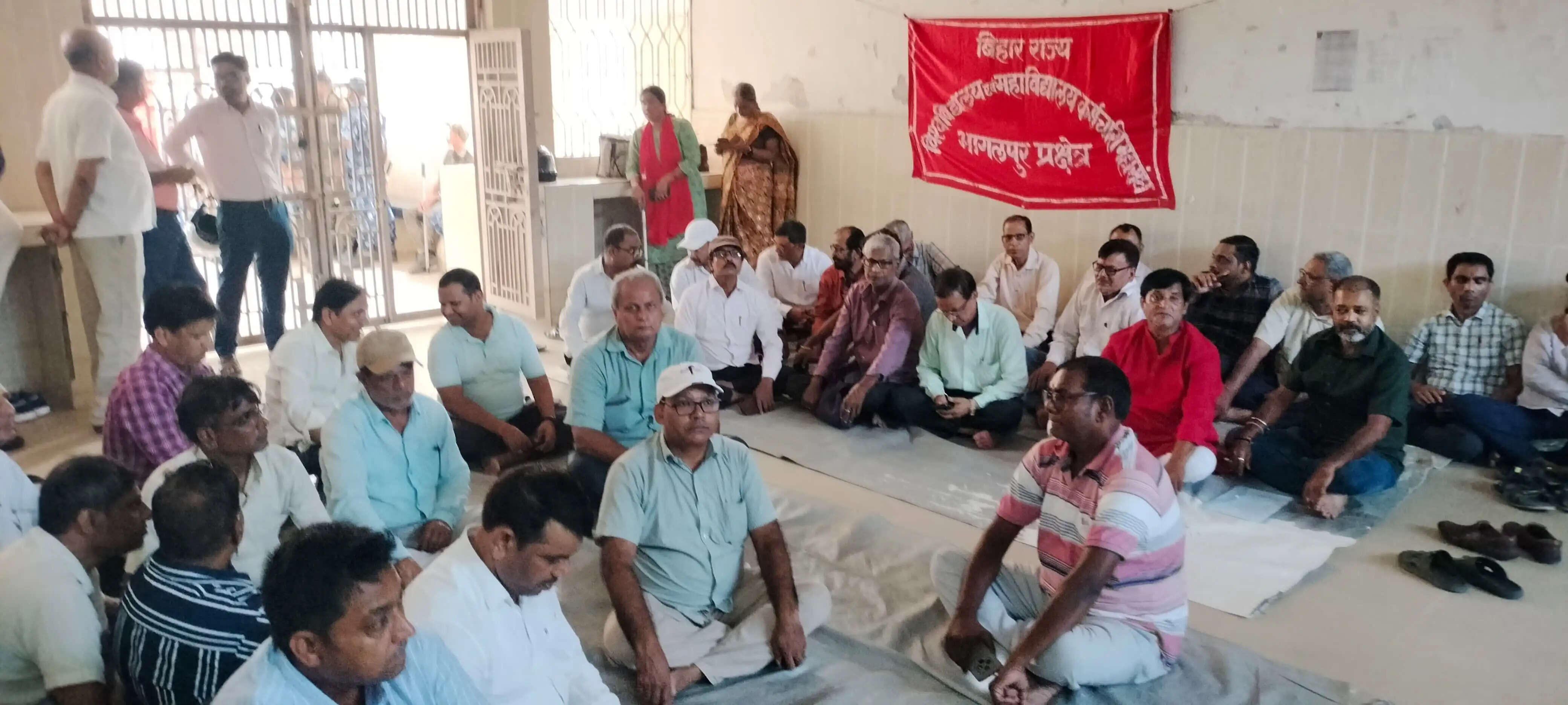 टीएमबीयू में वेतन कटौती के खिलाफ फूटा आक्रोश, अनिश्चितकालीन हड़ताल से प्रशासनिक कामकाज पूरी तरह ठप