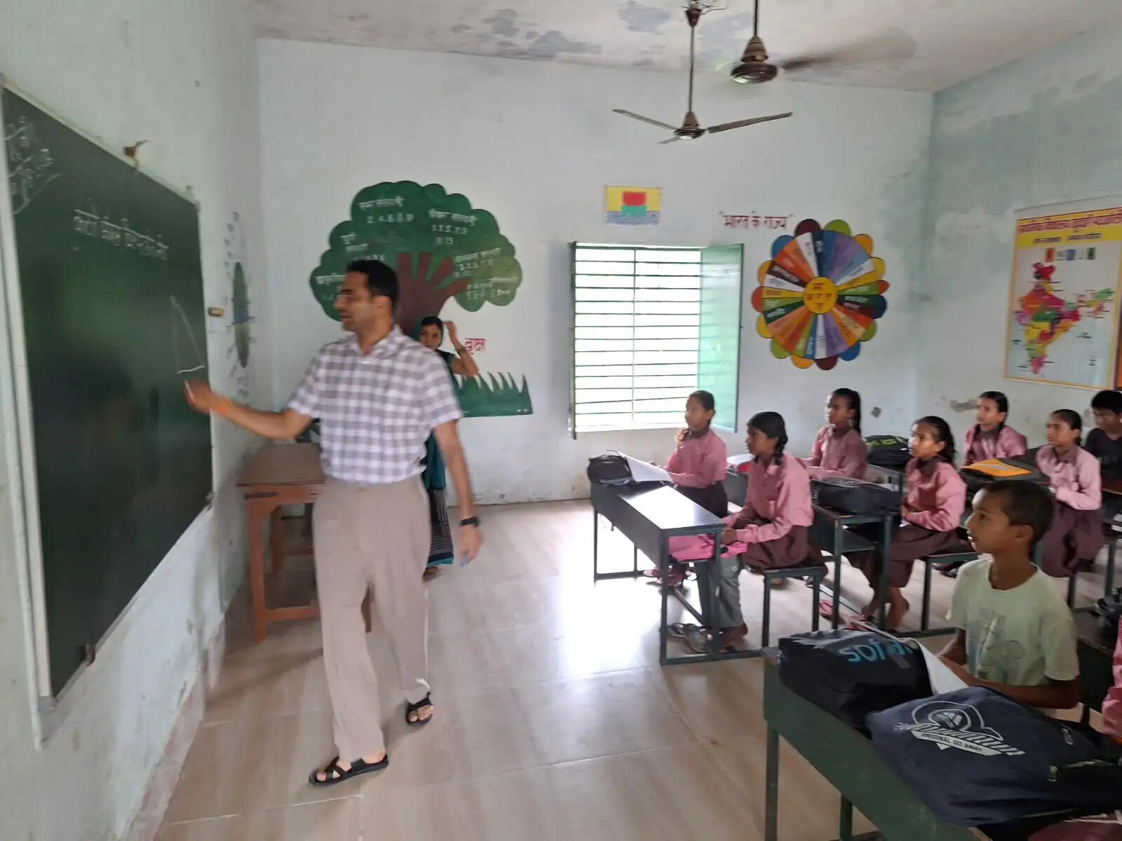 देवरिया डीएम ने प्राथमिक विद्यालयों का किया औचक निरीक्षण