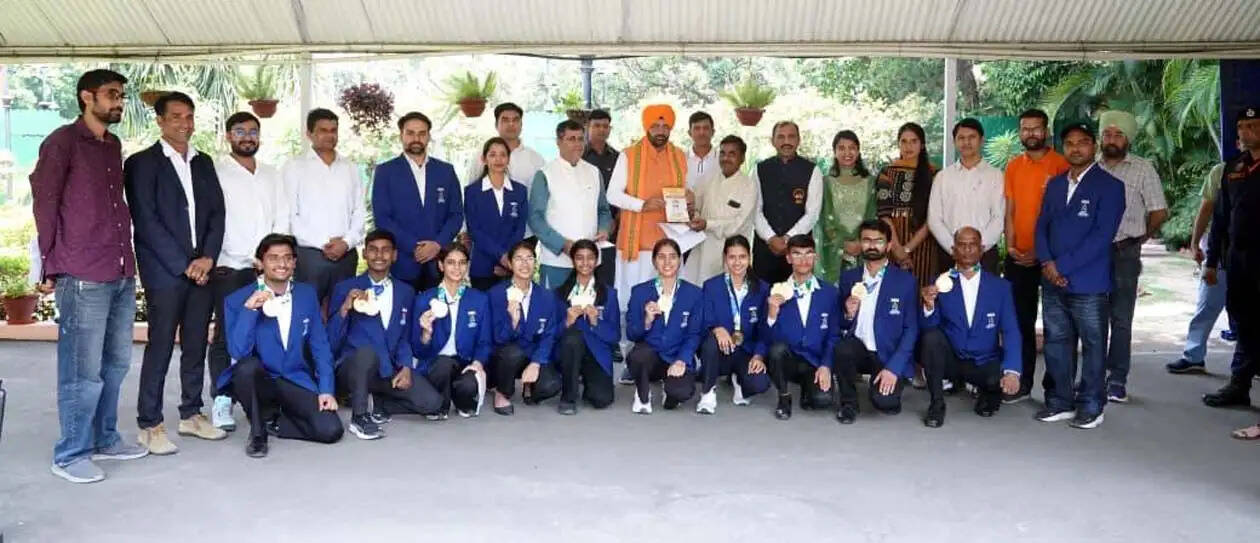 हिसार की बेटी मधु सहित 11 विश्व विजेता योगासन खिलाड़ियों ने की मुख्यमंत्री से भेंट