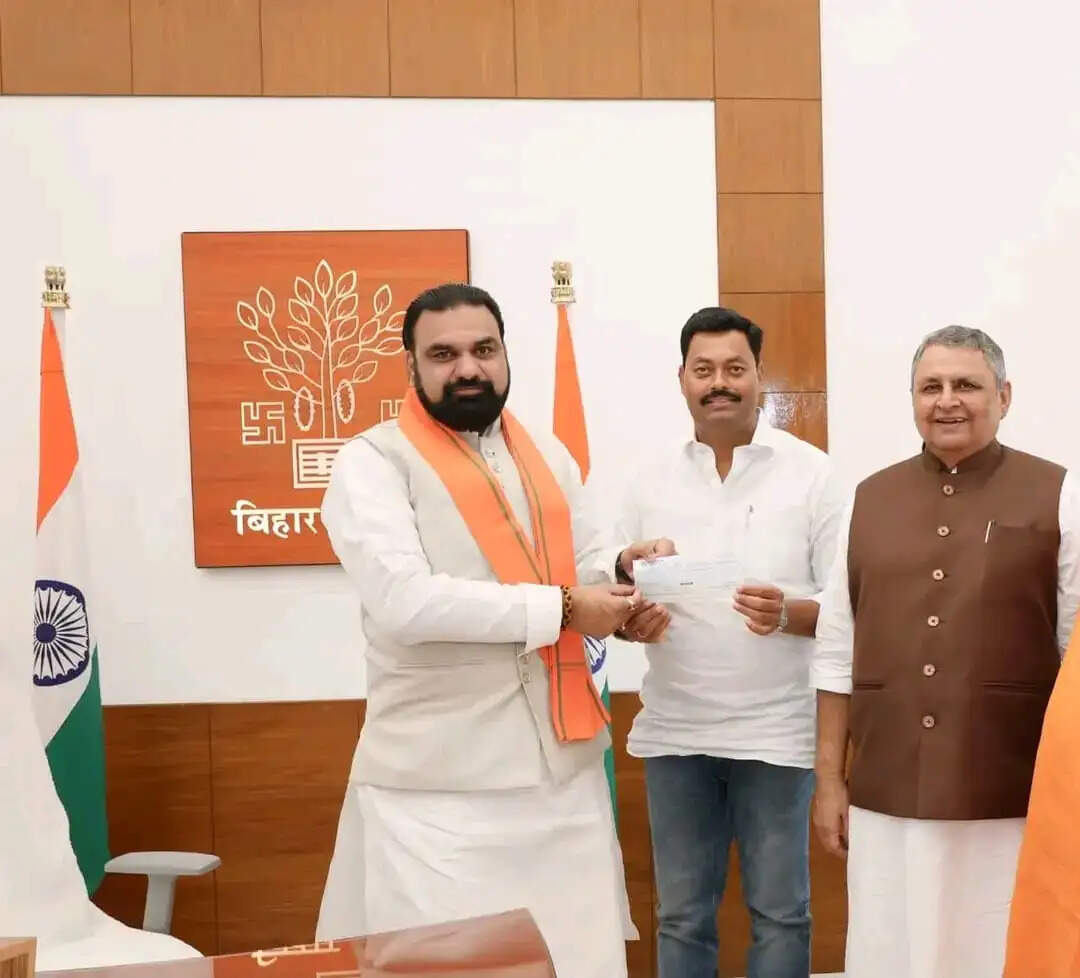 बाढ़ प्रभावित परिवारों की सहायता के लिए मंत्री लखेंद्र पासवान ने मुख्यमंत्री राहत कोष में दिया एक माह का वेतन