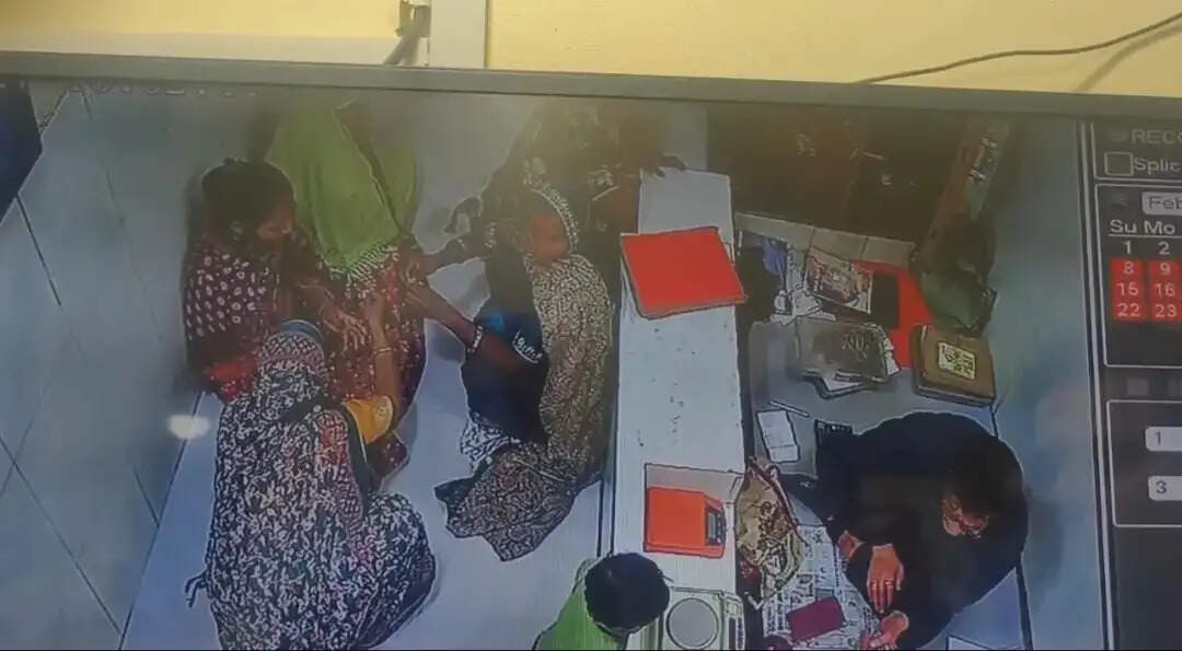 खरीदार बनकर आई महिलाओं ने लाखों रुपये कीमत के जेवरात किया चोरी