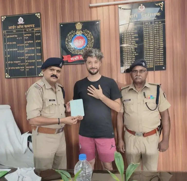 फ्रांसीसी यात्री का ट्रेन में छूटा टैबलेट-आरपीएफ ने सुरक्षित लौटाया, यात्री ने की भारत की सराहना