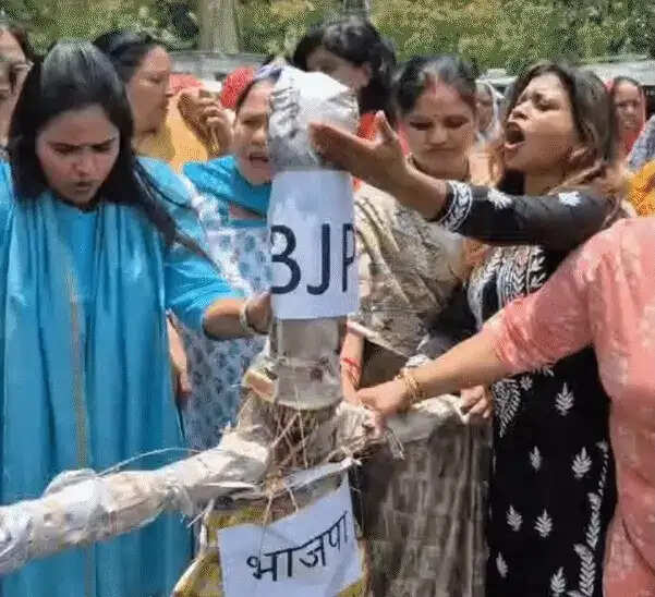 भोपाल&nbsp;में&nbsp;महिला कांग्रेस का प्रदर्शन,&nbsp;रीना बोरासी का आरोप- भाजपा महिलाओं को आगे बढ़ाने के बजाय विपक्ष की आवाज दबा रही