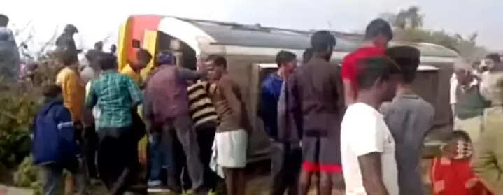 तेज रफ्तार बस अनियंत्रित होकर पलटी, 13 यात्री घायल, कुछ की हालत गंभीर