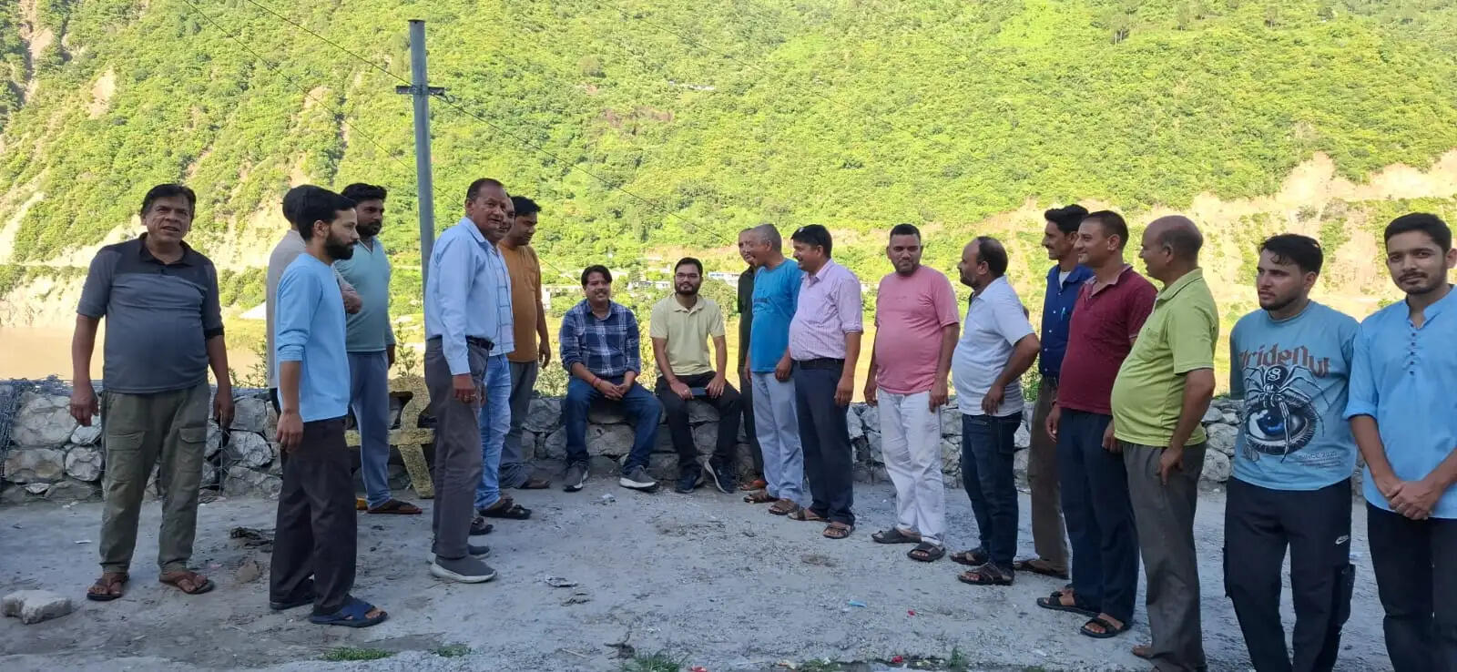 झील से प्रभावित लोगों ने किया टीएचडीसी के अधिकारियों का घेराव