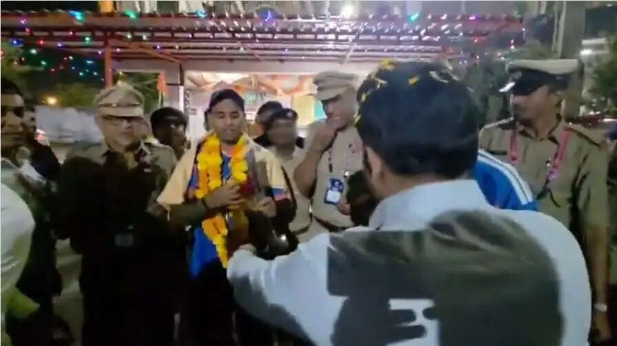 टी-20 वर्ल्ड कप ट्रॉफी के साथ हनुमान मंदिर पहुंचे कप्तान सूर्य, आईआईसी चेयरमैन जय शाह व कोच गंभीर भी रहे साथ