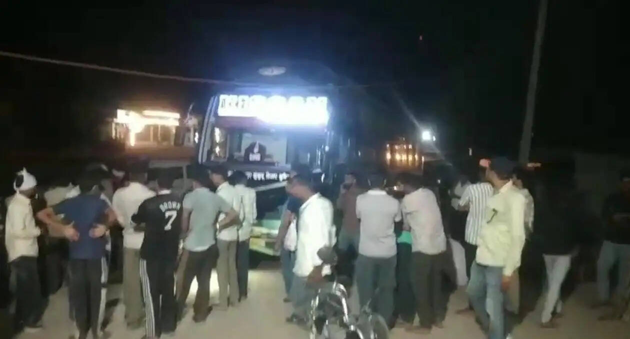 स्लीपर बस की टक्कर से मां-बेटी सहित तीन की मौत, बाइक को 20 फीट तक घसीटा