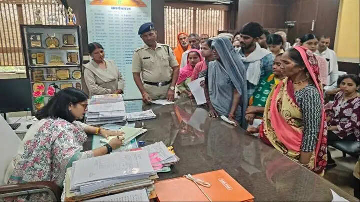 ग्वालियरः अपनों से उपेक्षित कमला बाई को जन-सुनवाई में मिला सहारा