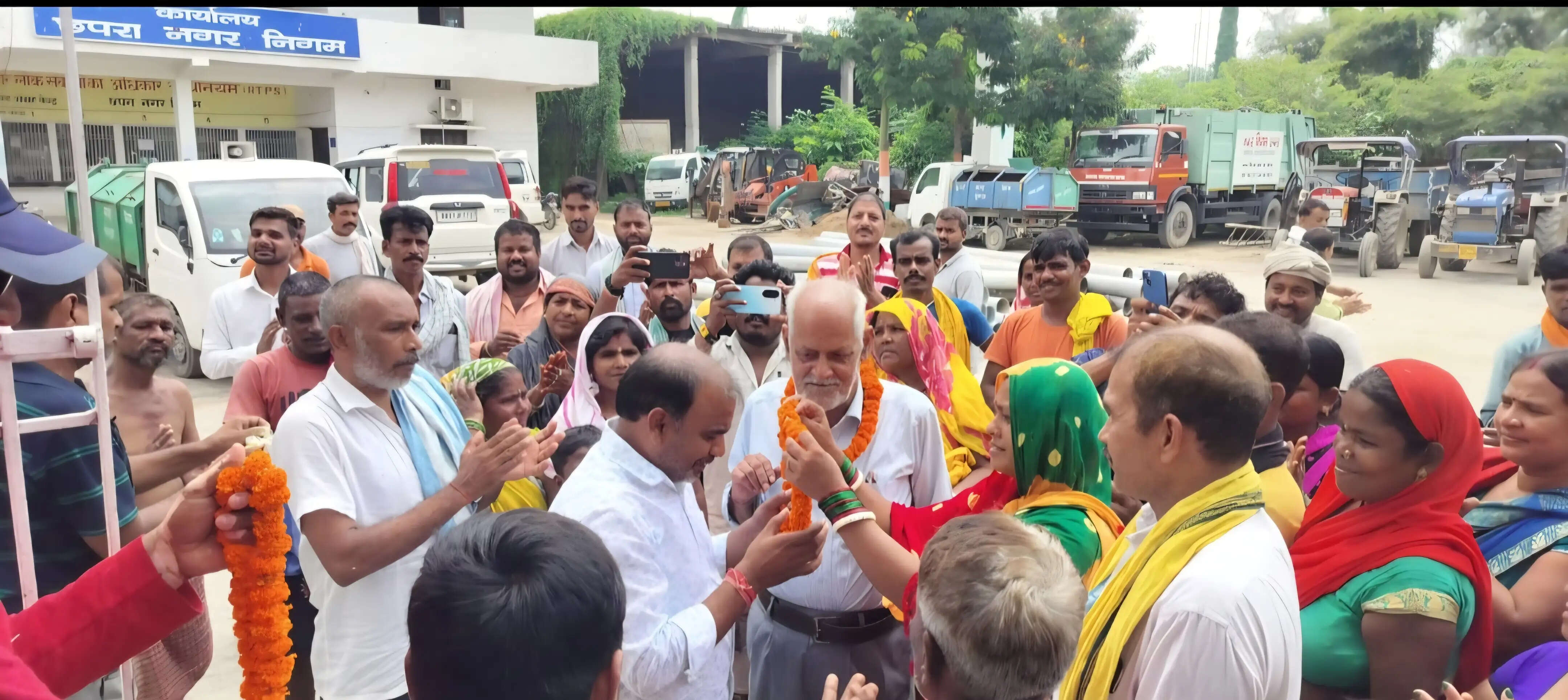छपरा में काम पर लौटे सफाई कर्मी, महापौर और नगर आयुक्त ने मिठाई खिलाकर किया अभिनंदन