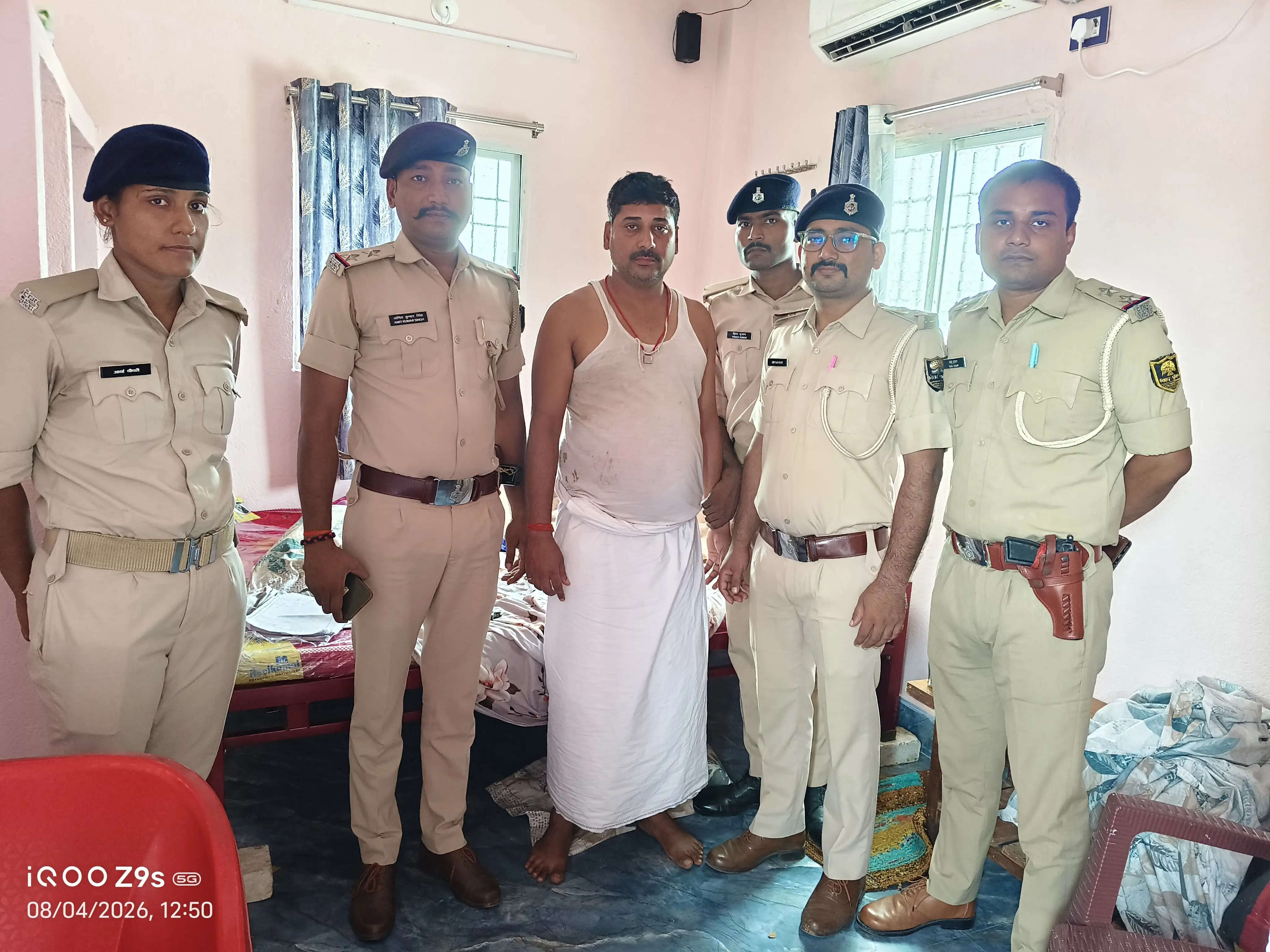 कुख्यात अपराधी चंदन झा पिस्टल व कारतूस के साथ गिरफ्तार, ग्रामीणों को धमकाने के आरोप में पुलिस की बड़ी कार्रवाई