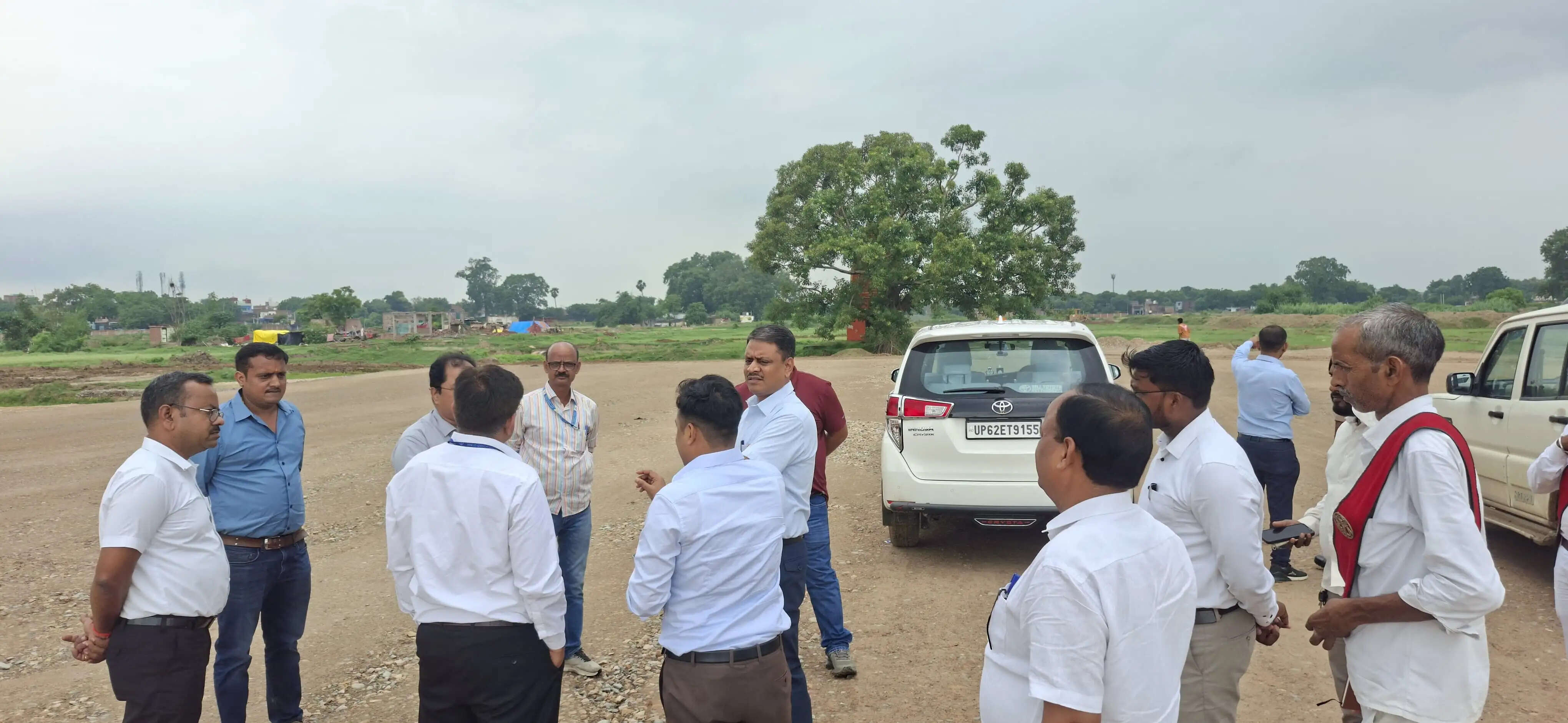 बाबतपुर एयरपोर्ट के रनवे एक्सपेंशन के कार्यो का कमिश्नर ने लिया जायजा