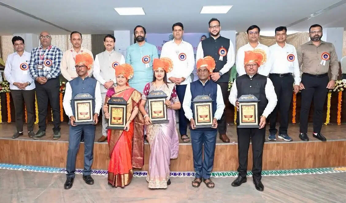 ठाणे में बेहतर प्रदर्शन करने वाले शिक्षक आदर्श पुरस्कार से सम्मानित