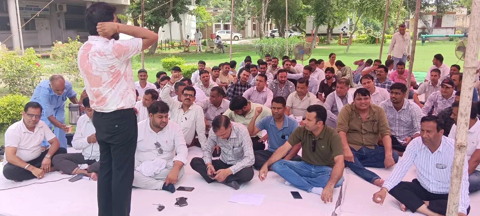 कैथल: पटवारियों की हड़ताल से पटवार भवन पर लटके ताले, इंतकाल समेत सारे काम अटके