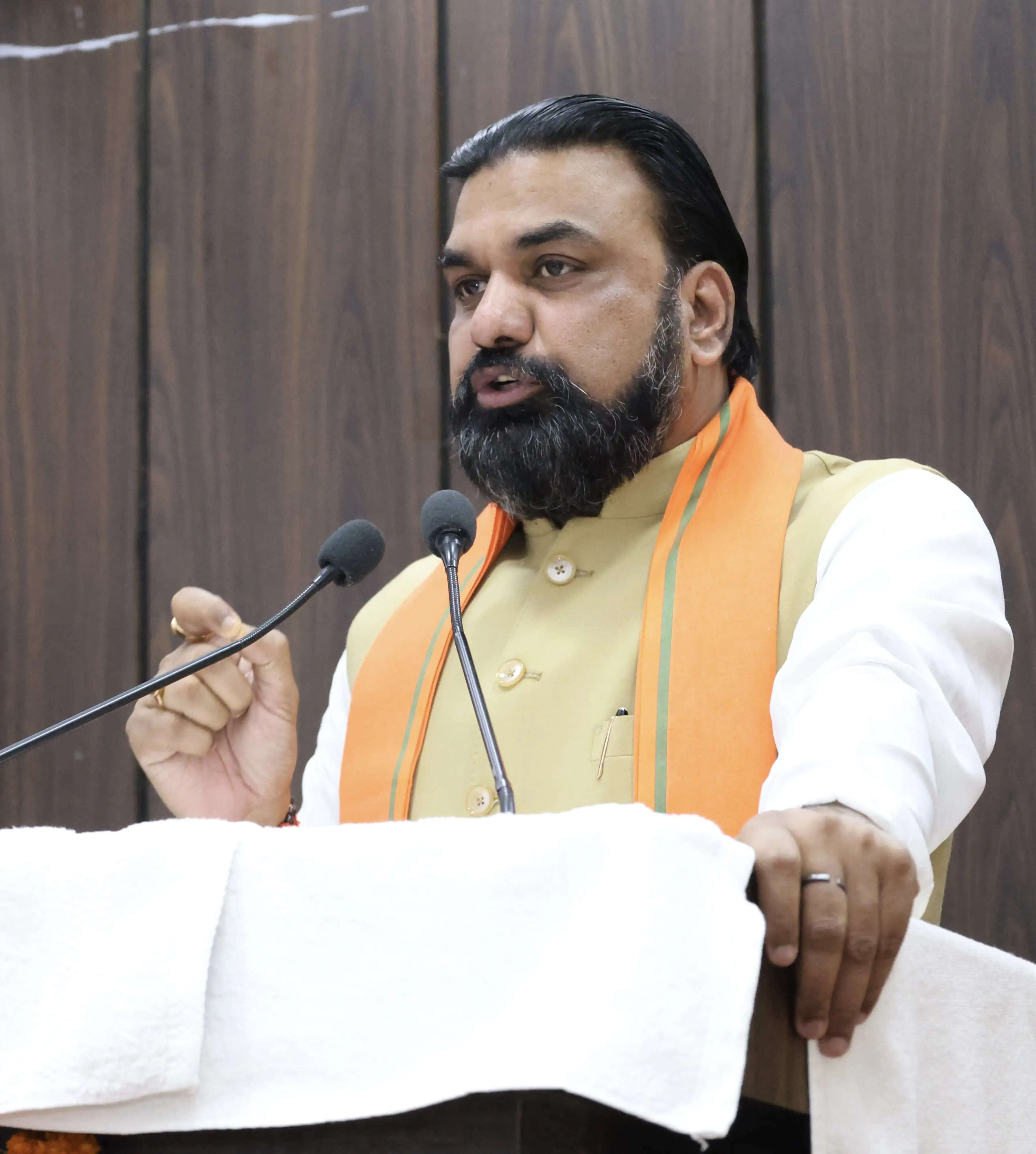 मुख्यमंत्री ने 'वीर सावरकर की जीवनी' पुस्तक का लोकार्पण किया