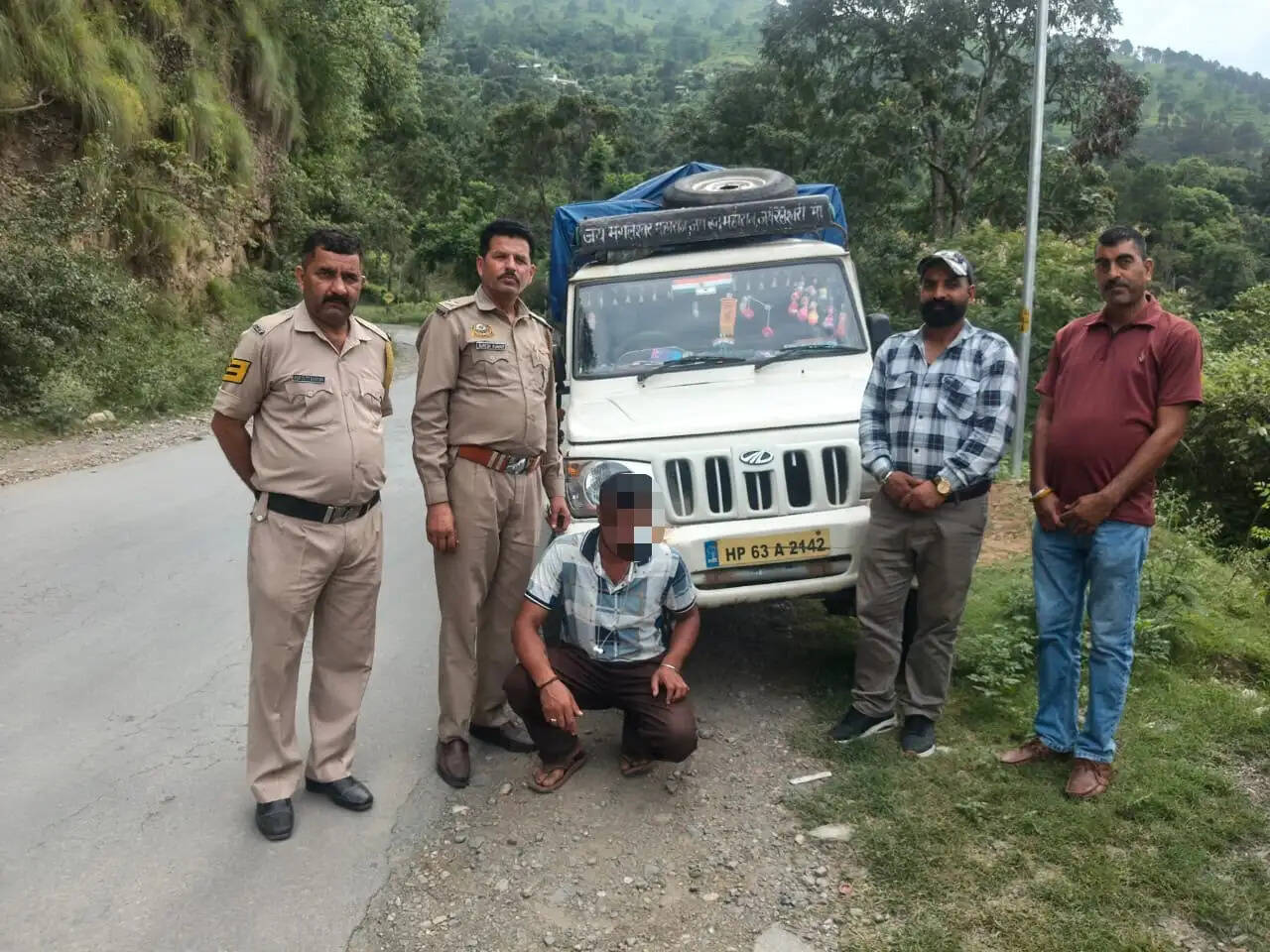 पिकअप से 100 पेटी अवैध शराब बरामद, मामला दर्ज
