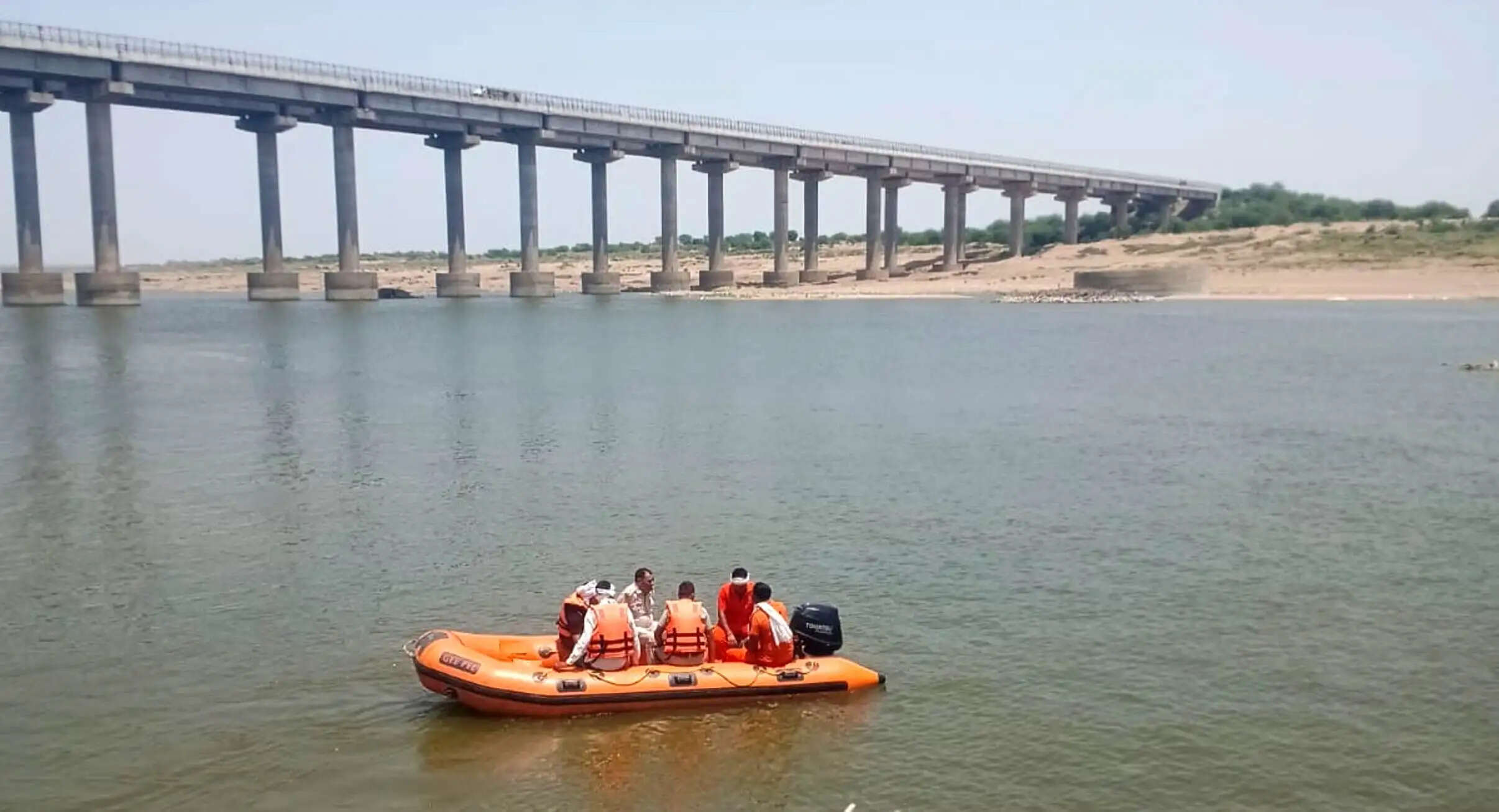 दुखद : कलियुगी पिता ने अपनी दो बेटियों को चंबल नदी में धकेला