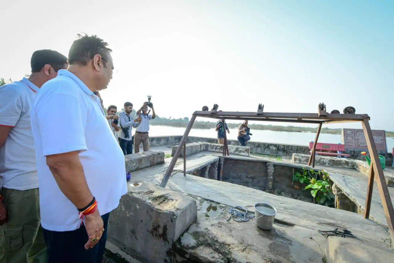107 वर्षीय बुजुर्ग के आशीर्वाद से दिन की शुरुआत, बच्चों को बांटी चॉकलेट