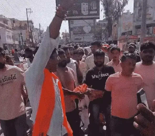 मप्र के रतलाम में गाय का कटा सिर मिलने पर भड़के हिंदू संगठन, सड़क पर अवशेष रखकर किया चक्काजाम