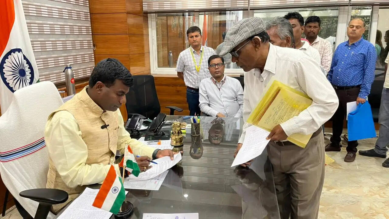 डीसी ने लापरवाह अधिकारी-कर्मियों पर शोकॉज करने का दिया आदेश