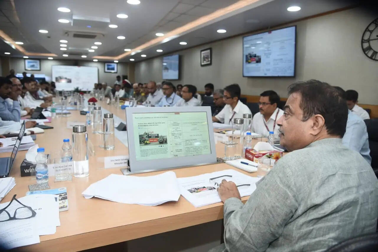 गडकरी ने उत्तराखंड में 4,026 किमी राष्ट्रीय राजमार्ग परियोजनाओं की समीक्षा की