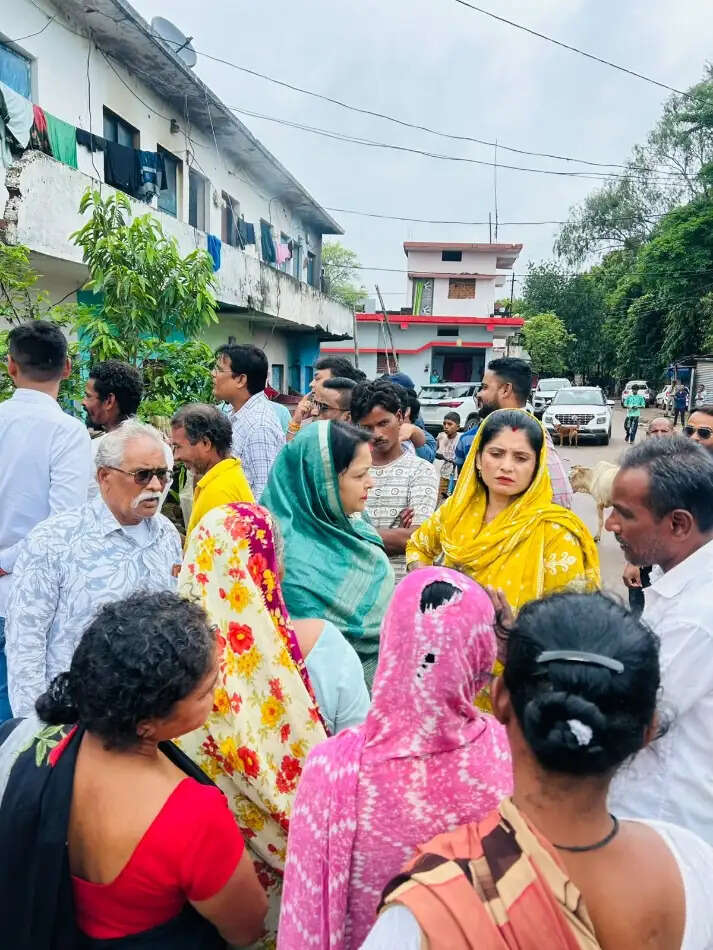 कांग्रेस के निरीक्षण में उजागर हुई अटल आवास की बदहाली, गिरी सीढ़ियां