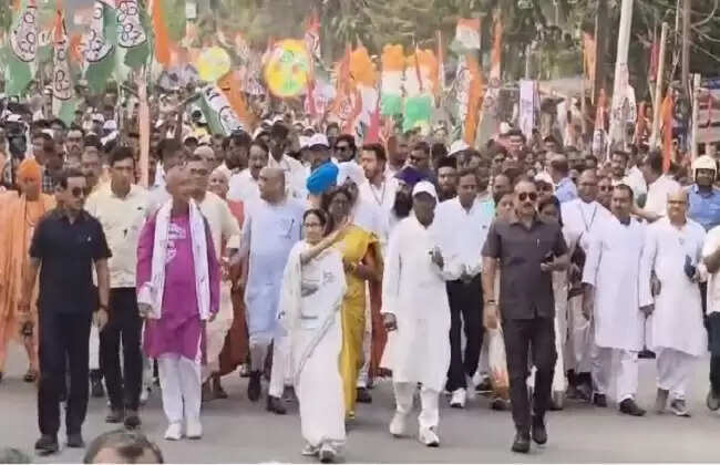 चुनाव 26 : उत्तर बंगाल में&nbsp;ममता बनर्जी की पदयात्रा, सड़कों पर उमड़ी भीड़