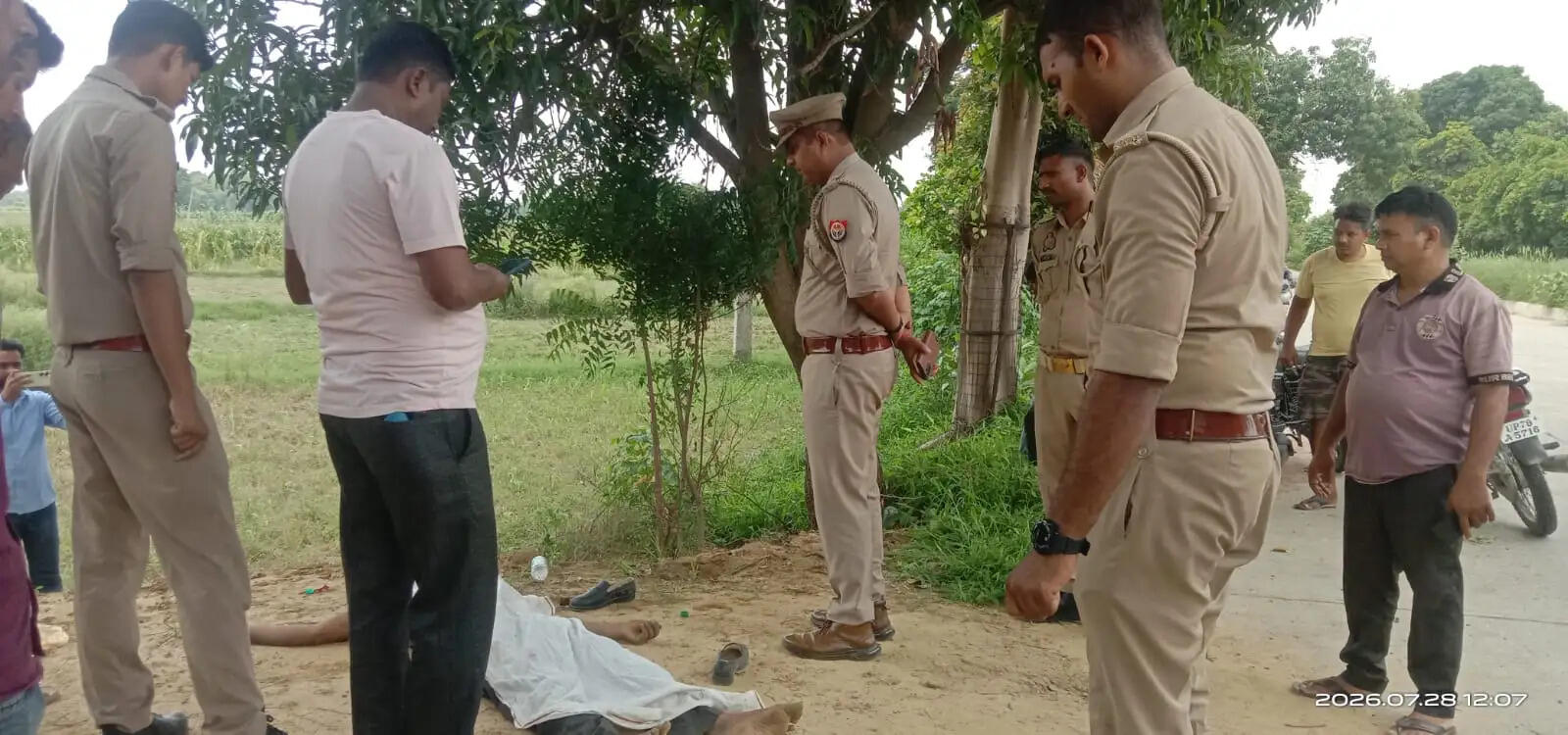 प्लॉट पर मिला युवक का शव, शराब की बोतल व बीयर कैन बरामद