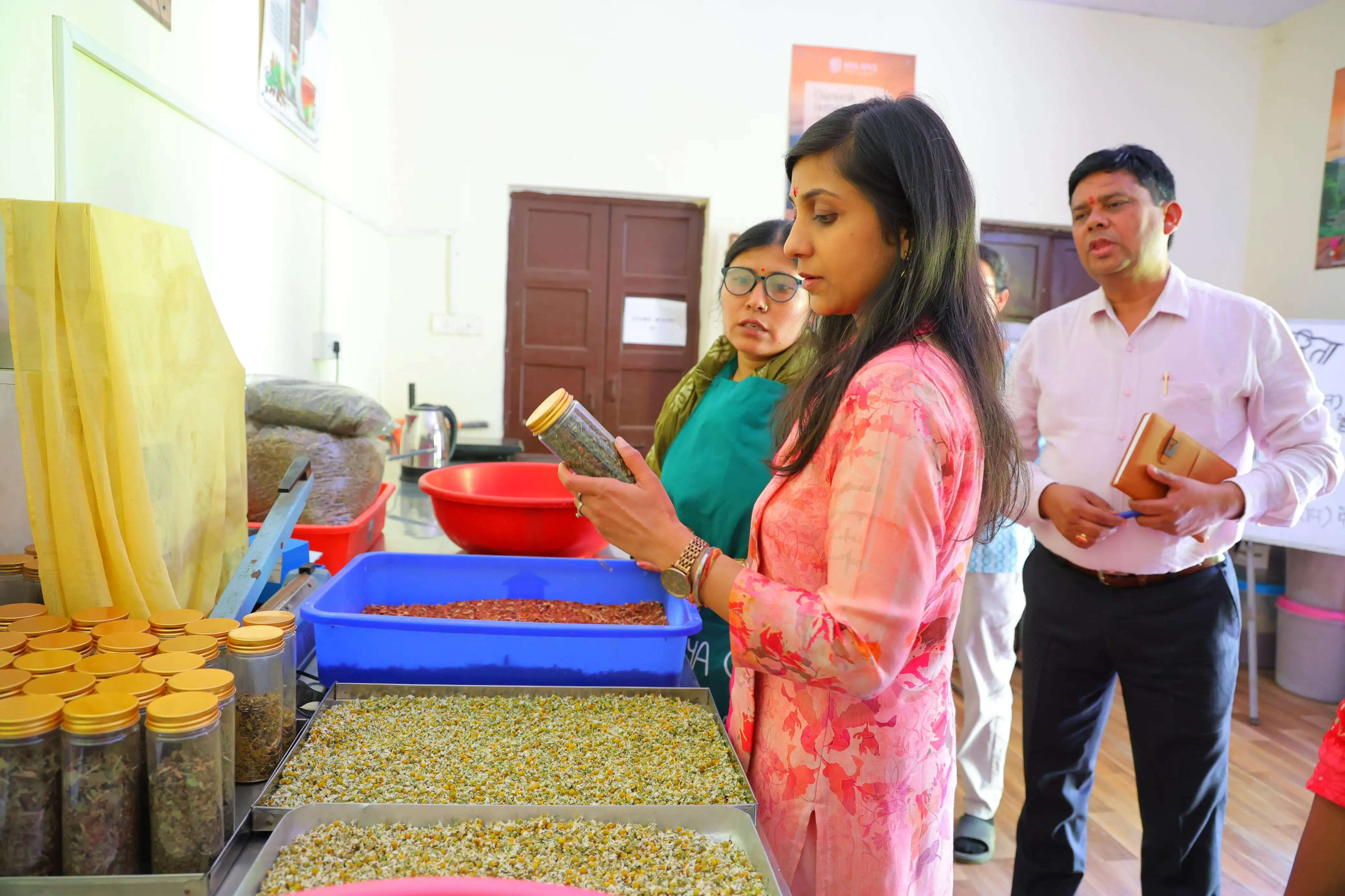 जिलाधिकारी ने सेमी-ऑटोमेशन व ऑनलाइन बिक्री के दिय निर्देश