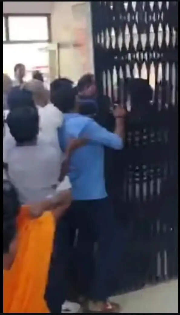 मेडिकल परीक्षण के लिए जिला अस्पताल पहुंचा आरोपित सिपाही, लोगों का फूटा गुस्सा; पुलिस ने घेराबंदी कर बचाया