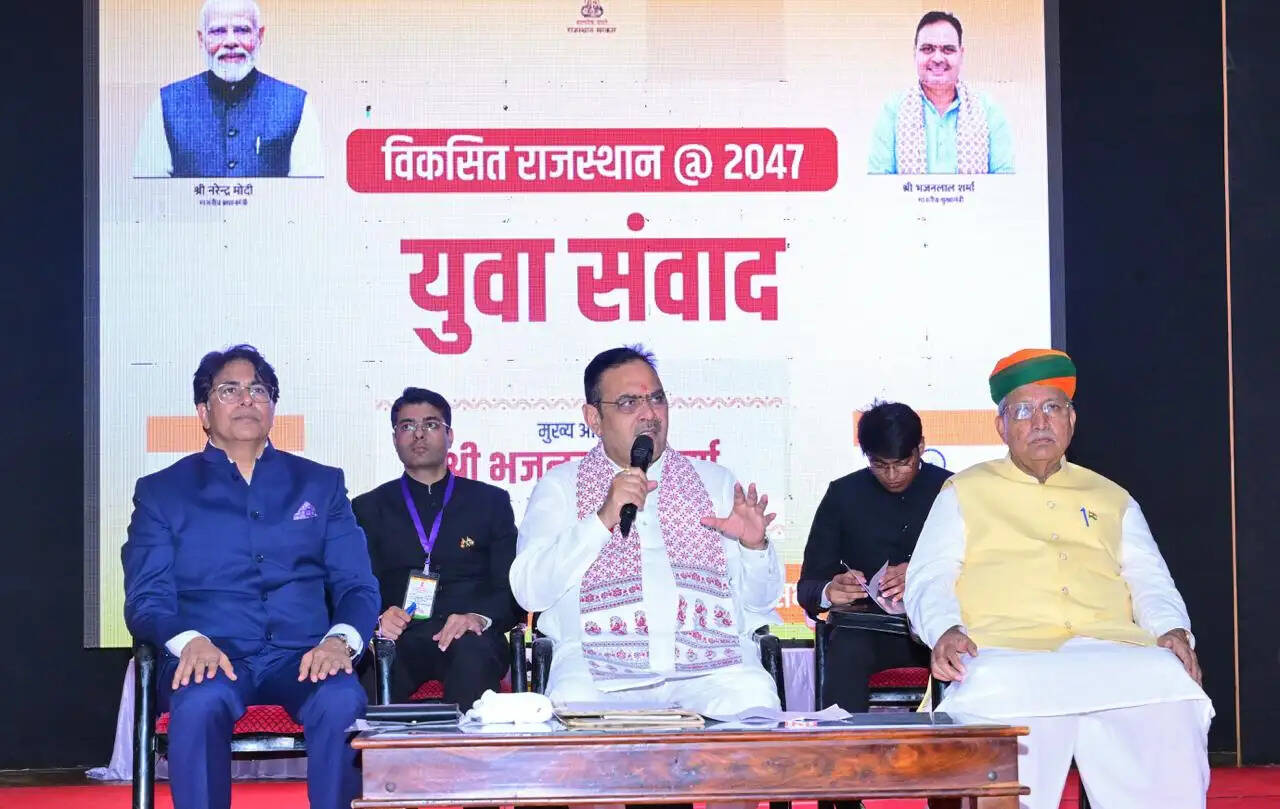 मुख्यमंत्री ने बीकानेर को दी पीएम ई बसों की सौगात&nbsp;:&nbsp;युवा संवाद&nbsp;में&nbsp;बाेले,&nbsp;युवा शक्ति के विचार-नवाचार बढ़ते राजस्थान का आधार