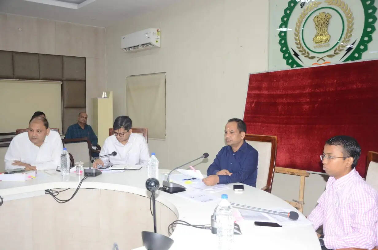 रायपुर : कलेक्टर ने ली समय-सीमा बैठक, लंबित प्रकरणों के त्वरित निराकरण के दिए निर्देश