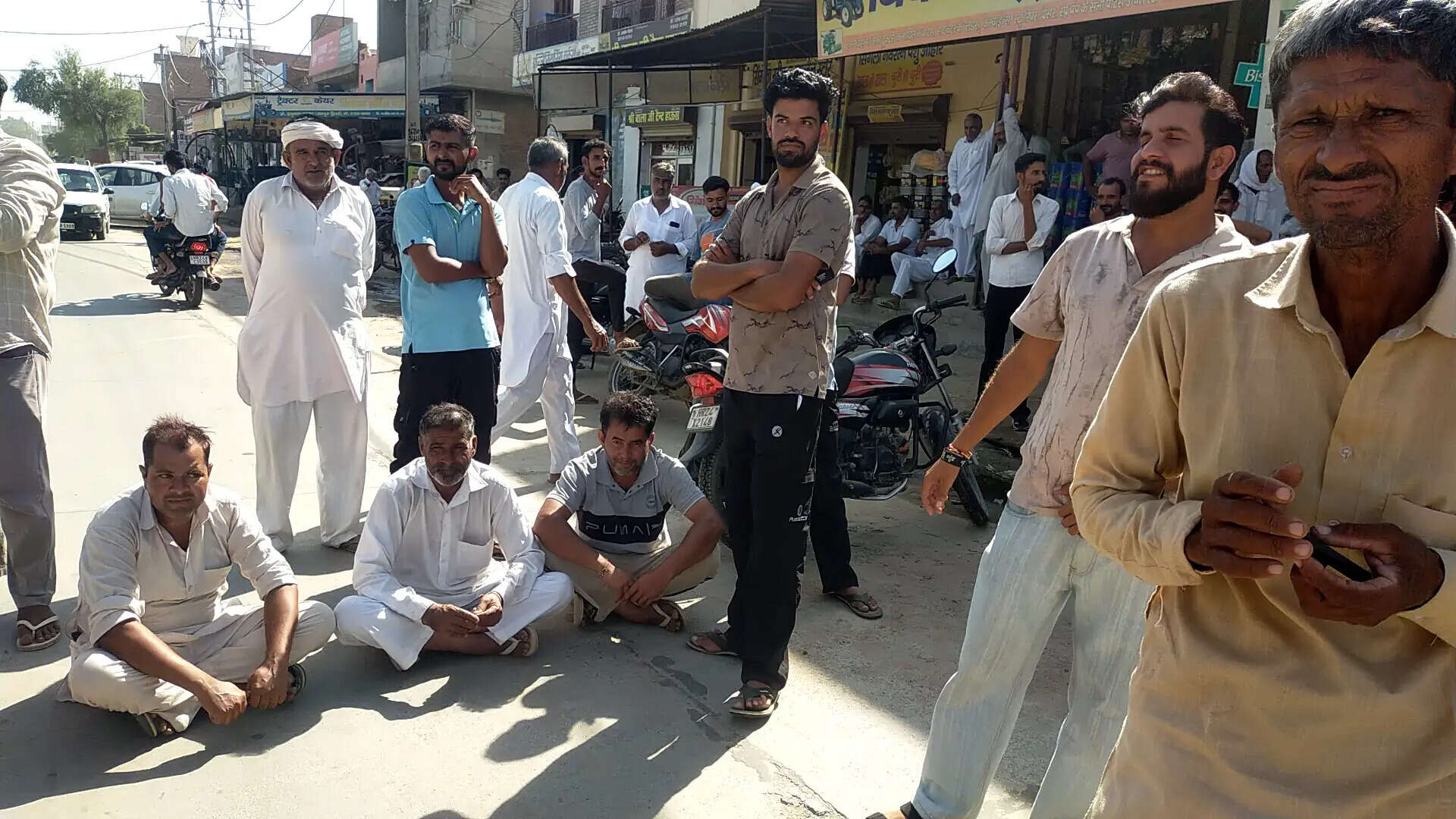सिरसा: डीएपी खाद किल्लत को लेकर किसानों ने किया रोड जाम
