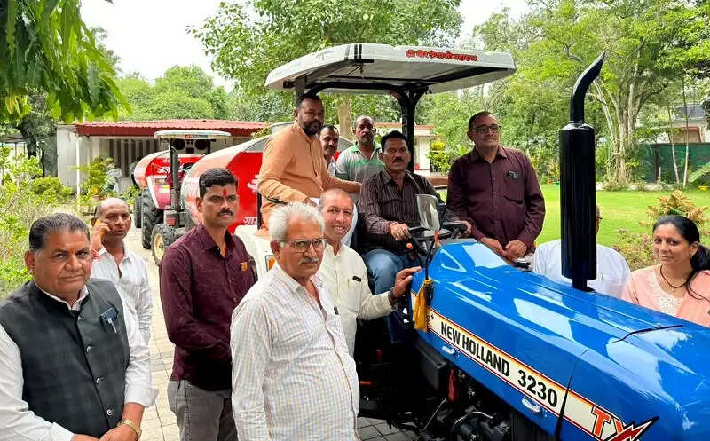 इंदौरः मंत्री सिलावट ने छह ग्राम पंचायतों को पेयजल टैंकर किए वितरित