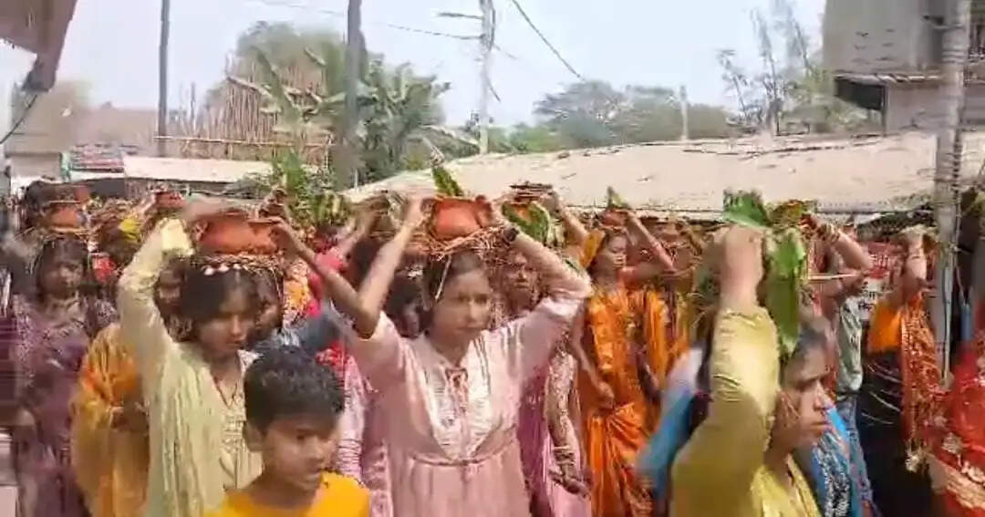 चैती दुर्गा मंदिर से निकला गया कलश शोभायात्रा