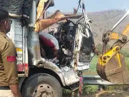 रायसेन में सड़क&nbsp;किनारे&nbsp;खड़े ट्रक में घुसा तेज रफ्तार ट्रक, चालक की मौत,&nbsp;जेसीबी से निकल सका शव