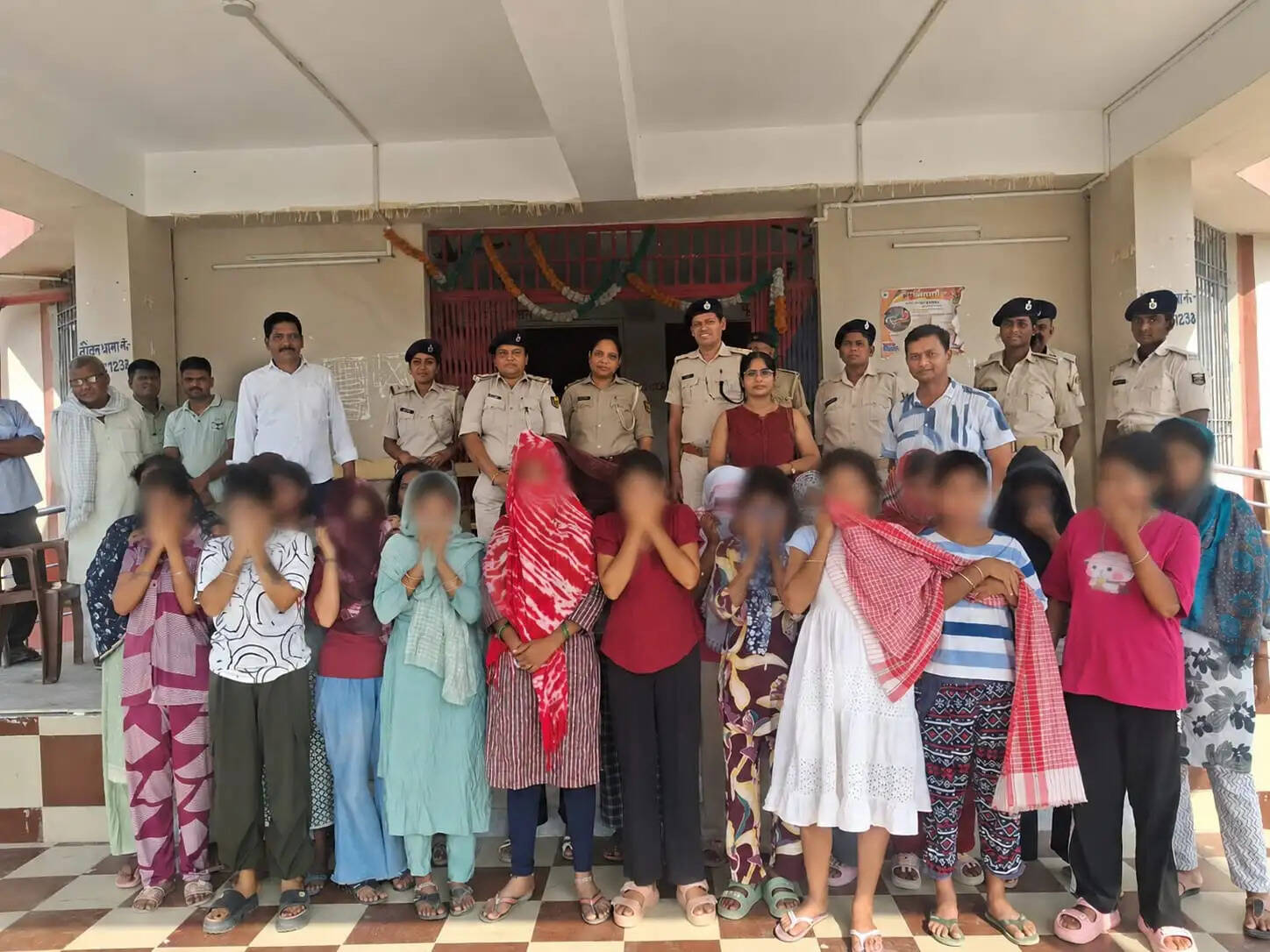 आर्केस्ट्रा संचालकों के ठिकानों पर महिला पुलिस का छापा, 20 नाबालिग लड़कियां बरामद