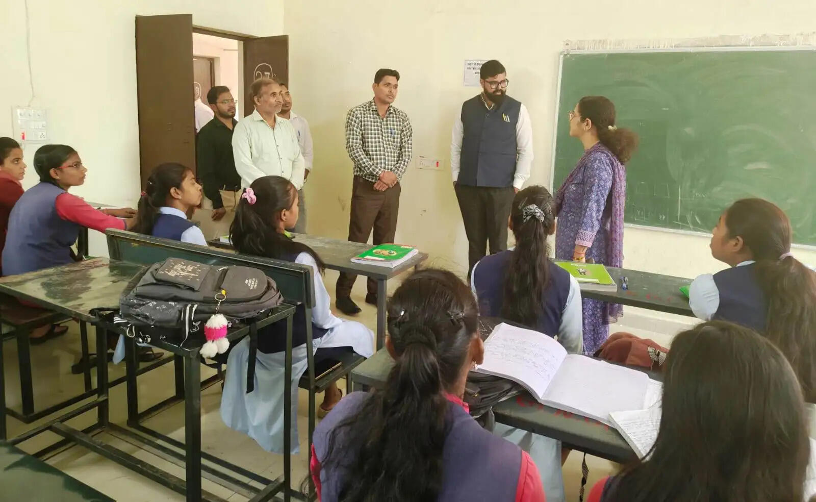 कन्या महाविद्यालय की व्यवस्थाओं का कलेक्टर ने लिया जायजा, साफ-सफाई में सुधार के निर्देश