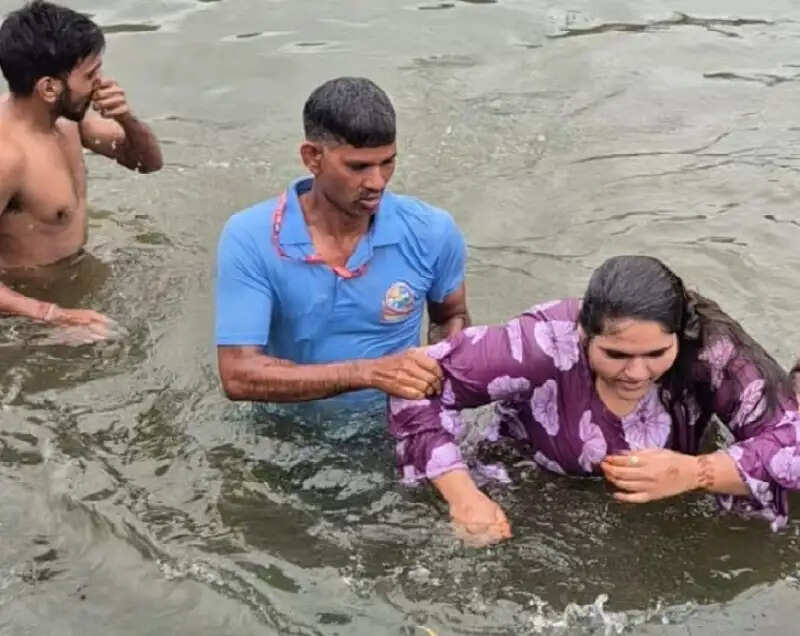 उज्जैनः रामघाट पर शिप्रा नदी में डूबती हुई महिला को होमगार्ड सैनिक ने बचाया