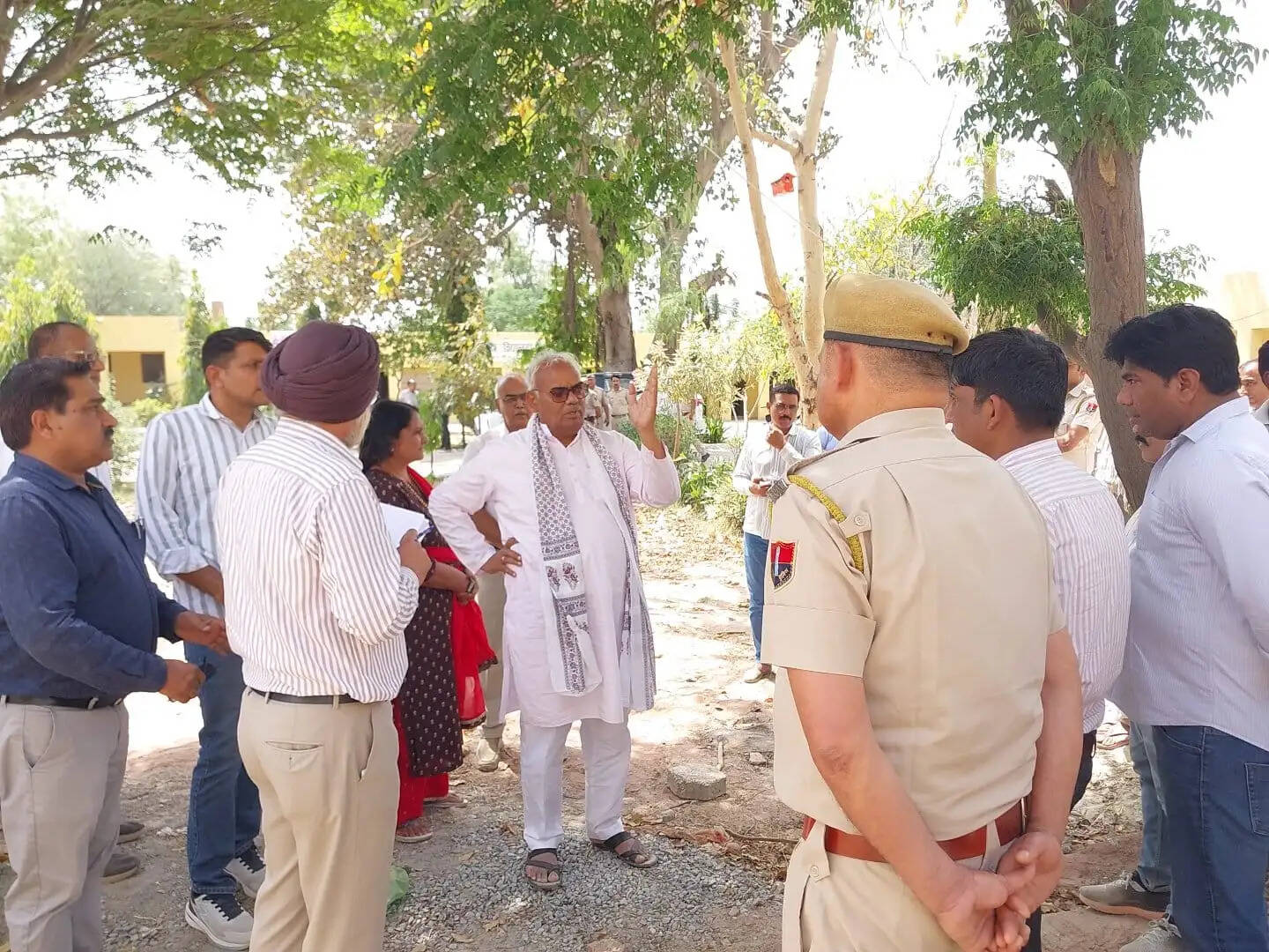 चिलचिलाती धूप में पैदल भ्रमण कर शिक्षा मंत्री ने परखी सफाई व्यवस्था, अधिकारियों को दिए आवश्यक निर्देश