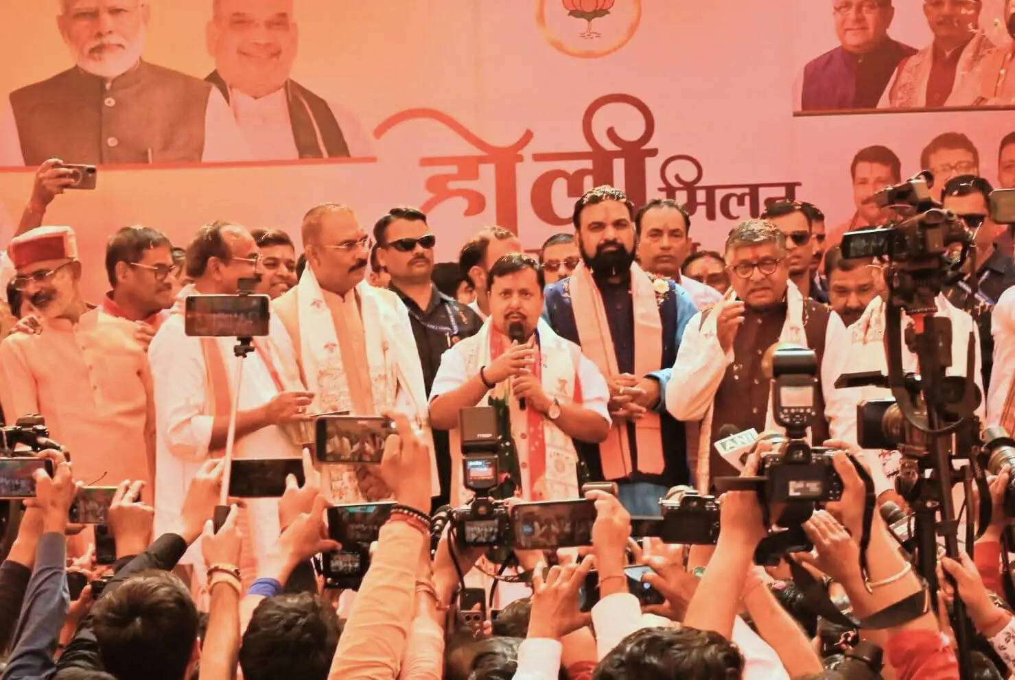 नितिन नवीन ने पटना में कार्यकर्ताओं के संग मनाई होली