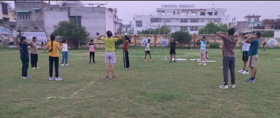 औरैया: योग से स्वस्थ जीवन का संदेश, 24 मरीजों को मिला परामर्श