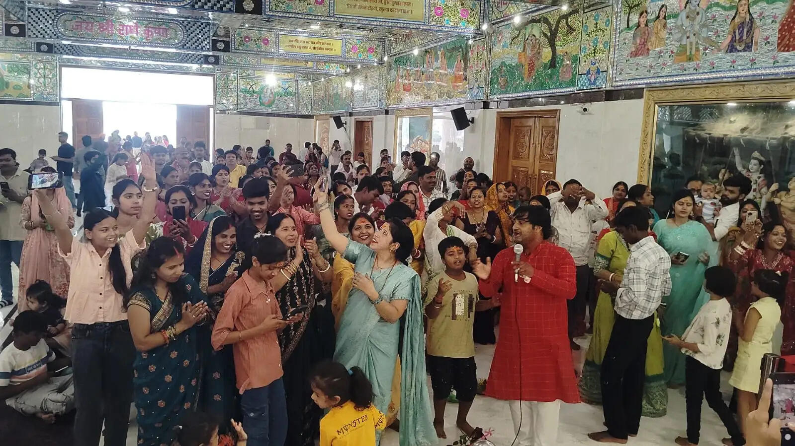 अन्नपूर्णा सेवा महाप्रसाद में उमड़े श्रद्धालु