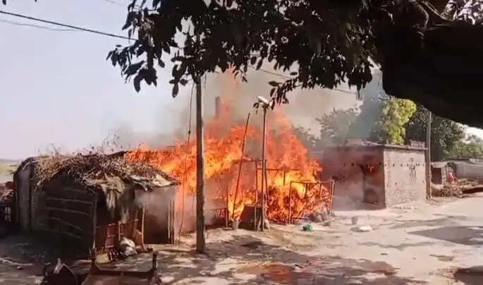 बिहार के बेतिया में शॉर्ट सर्किट से 21 घर राख, लाखों की संपत्ति जली