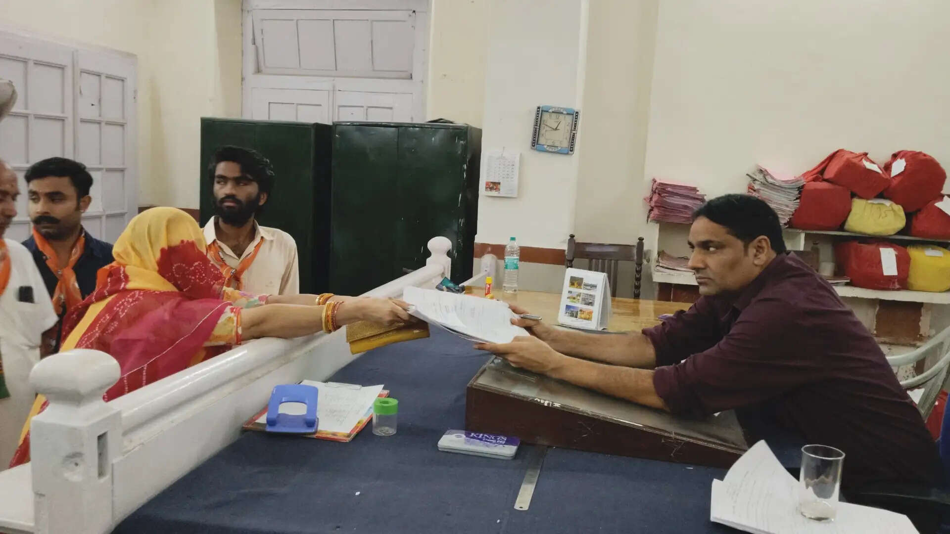 घूंघट में नामांकन करने पहुंची दावेदार, किसान भी चुनावी मैदान में