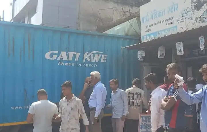 सतना में बेकाबू कुरियर कंटेनर ने चार वाहनों को रौंदा, आर्किटेक्ट के ऑफिस में घुसा