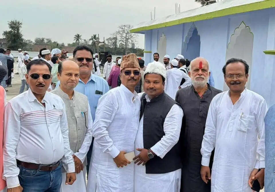 ईदगाह सहित विभिन्न मस्जिदों में अदा की गई ईद उल फितर की नमाज़