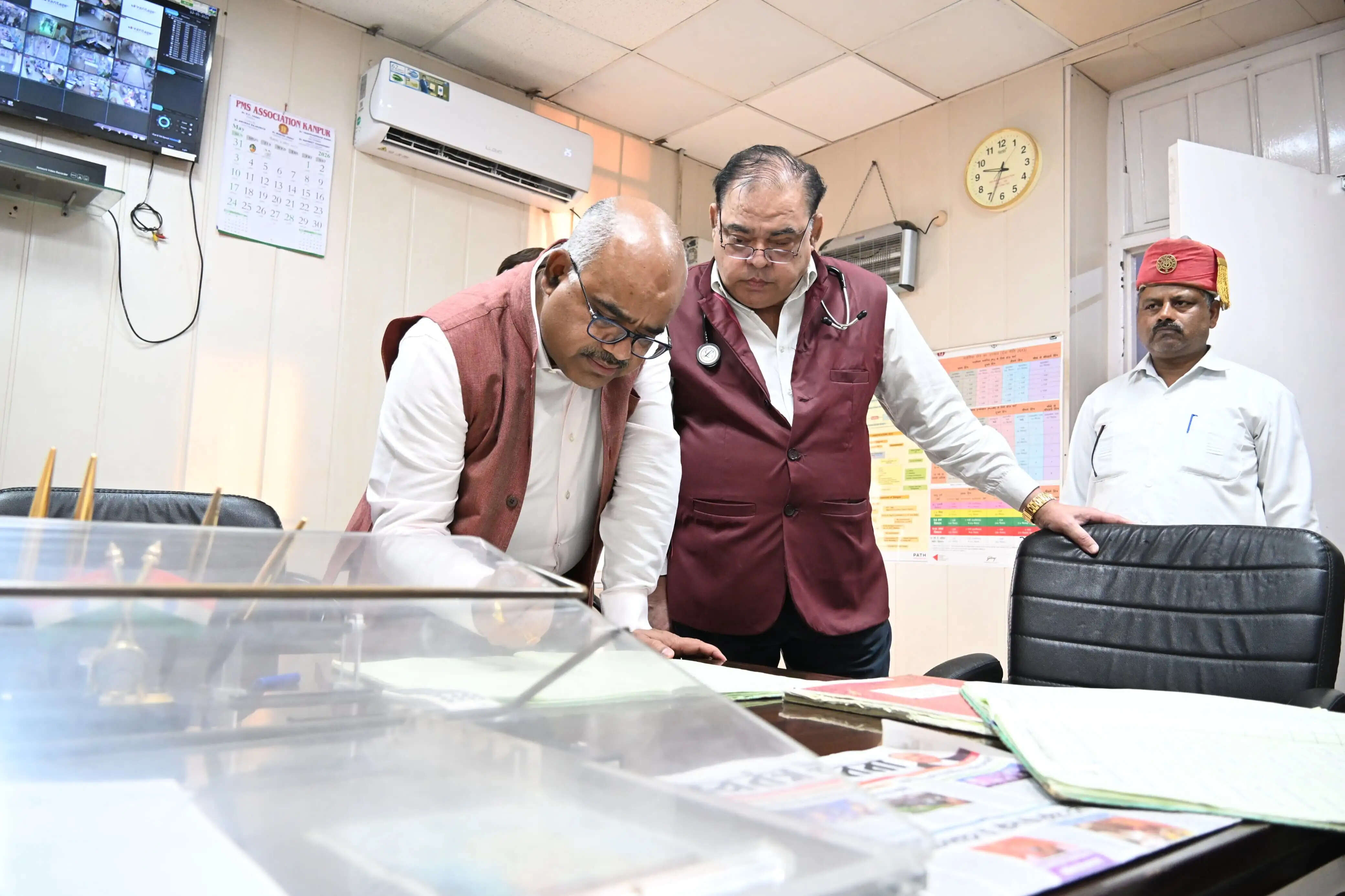 उर्सला अस्पताल में 22 डॉक्टर समेत 32 कर्मचारी अनुपस्थित मिले, डीएम ने दिए एक दिन का वेतन काटने का आदेश