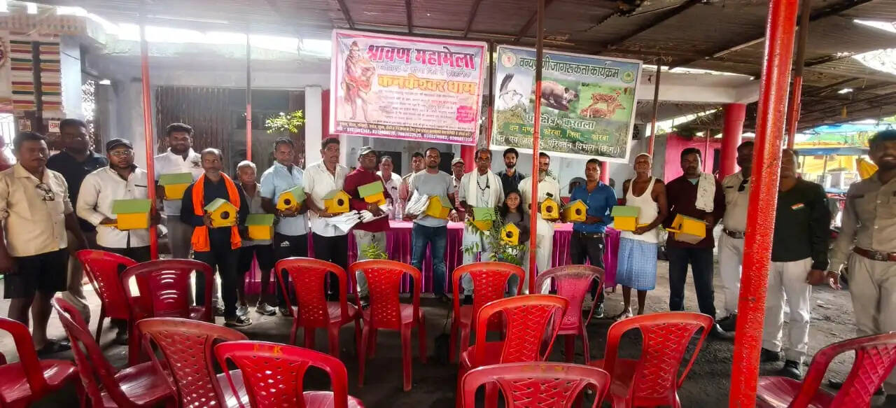 एशियन ओपन बिल स्टॉर्क संरक्षण के लिए वन विभाग की अनूठी पहल, ग्रामीणों को बांटे कृत्रिम घोंसले